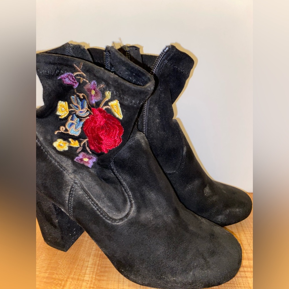 Embroidered Flower Pattern Suede Boots